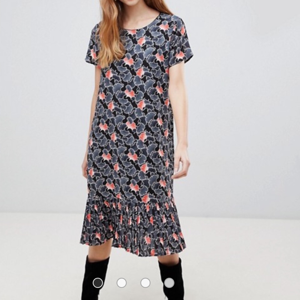 NWOT- Vila Drip Waist Floral Midi Dress